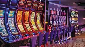 Studio dealer HD shiro4d dengan meja live casino modern dan setup multi-kamera profesional